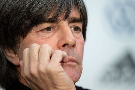 Bundestrainer Joachim Löw blickt während einer Pressekonferenz in die Runde.