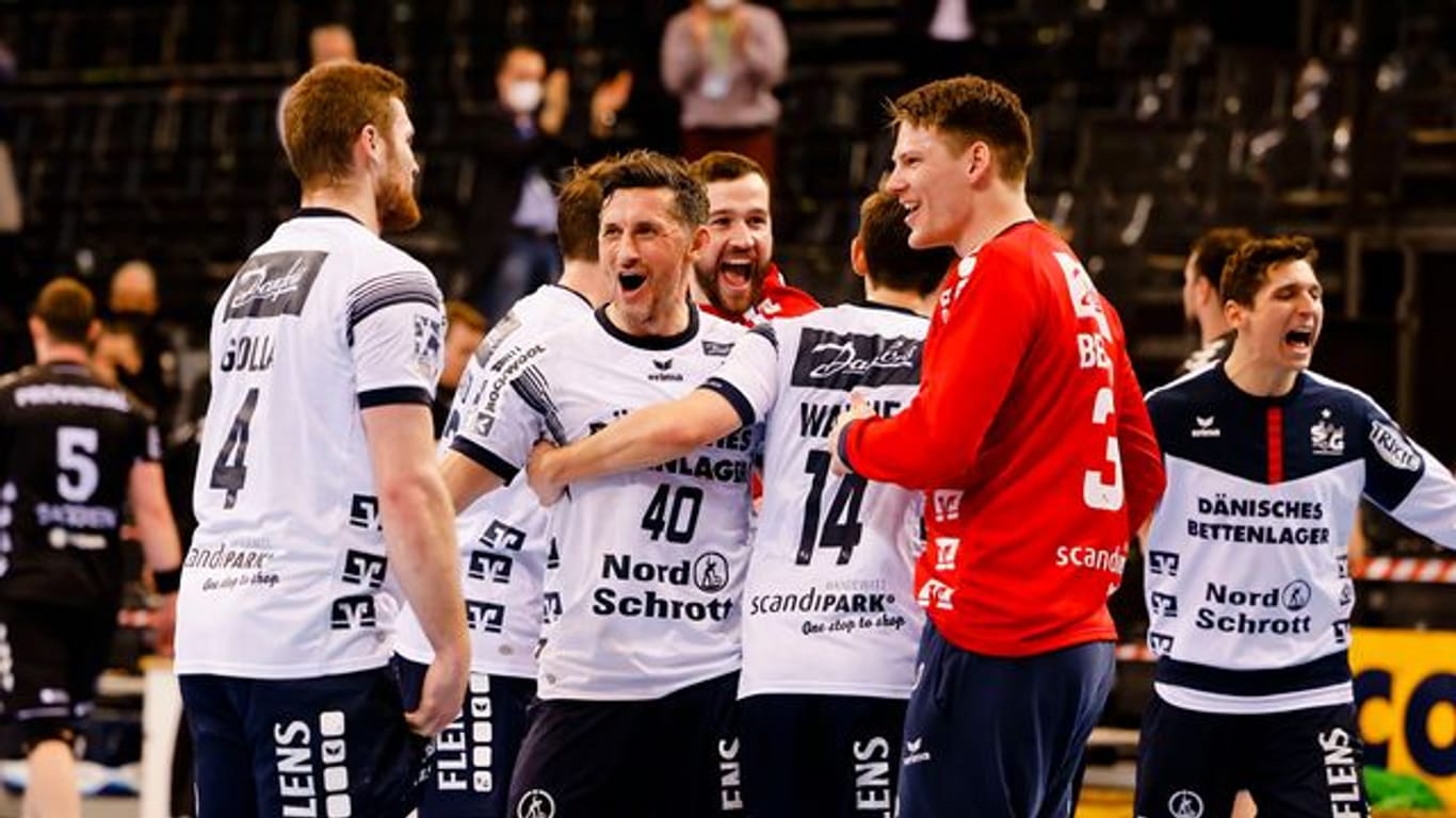 Die Flensburger Spieler feiern den Sieg gegen Kiel.