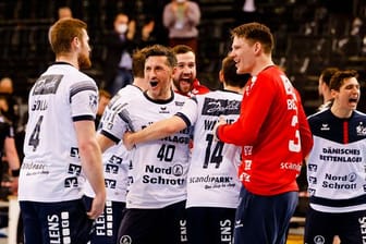 Die Flensburger Spieler feiern den Sieg gegen Kiel.