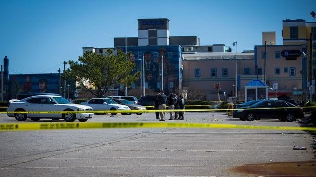 Polizisten ermitteln an einem der Tatorte in Virginia Beach.
