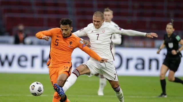 Der Lette Antonijs Cernomiordijs (r) und der Niederländer Owen Wijndal kämpfen um den Ball. Der Lette Antonijs Cernomiordijs (r) und der Niederländer Owen Wijndal kämpfen um den Ball.