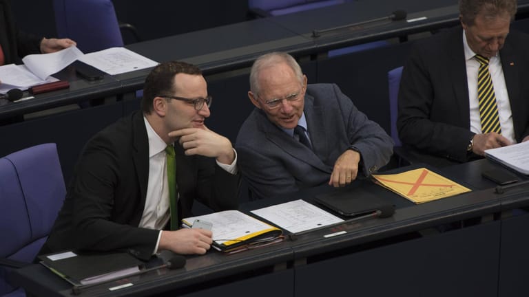 Staatssekretär Jens Spahn mit Finanzminister Wolfgang Schäuble, 2015: Auch in dieser Zeit legt Spahn sein Geld an.