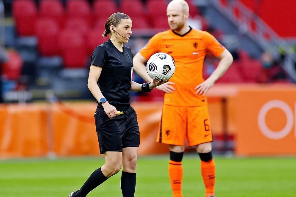 Premiere: Schiedsrichterin Frappart im Spiel der Niederlande gegen Lettland.