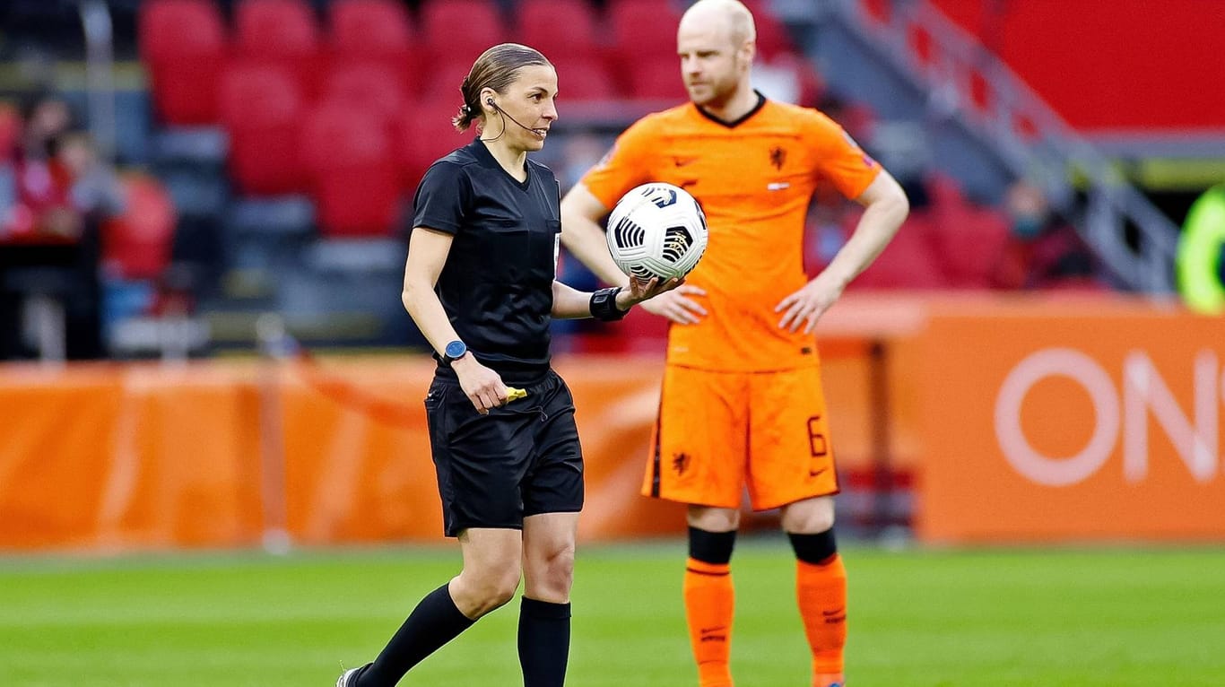 Premiere: Schiedsrichterin Frappart im Spiel der Niederlande gegen Lettland.