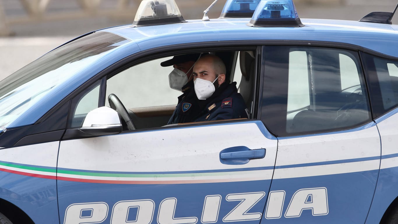 Ein italienisches Polizeiauto bei einer Streifenfahrt (Archivbild). In Marano kamen die Beamten zu spät, das Opfer hatte selbst die Verfolgung nach einem Diebstahl aufgenommen.
