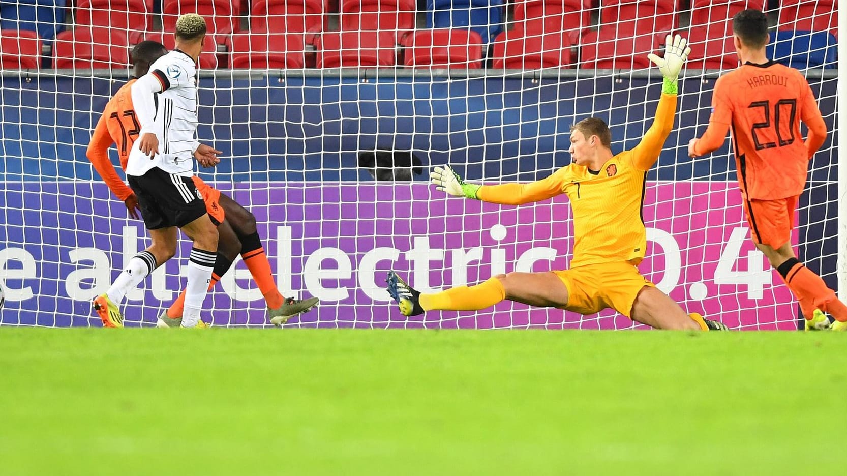 Der Ausgleich: Nmecha (l.) trifft gegen die Niederlande, Jong-Oranje-Keeper Scherpen ist geschlagen.