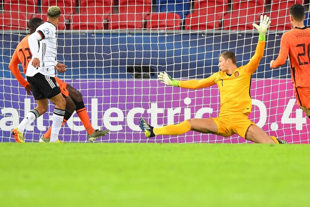 Der Ausgleich: Nmecha (l.) trifft gegen die Niederlande, Jong-Oranje-Keeper Scherpen ist geschlagen.