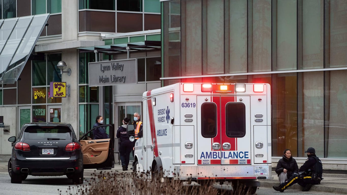 Ein Krankenwagen steht vor der Bücherei in Nord Vancouver. Im Inneren des Gebäudes hatte ein Mann mehrere Menschen mit einem Messer attackiert.