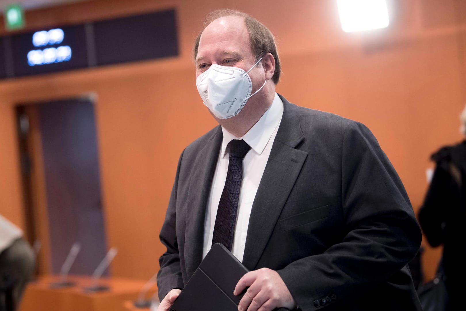 Kanzleramtsminister Helge Braun bei einer Kabinettssitzung (Archivbild). Der CDU-Politiker warnt vor neuen Virus-Mutationen.