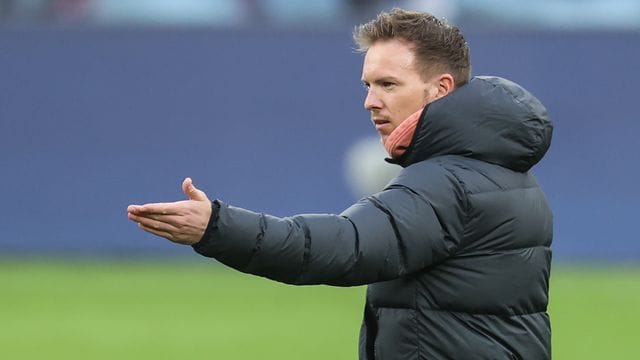 Leipzigs Trainer Julian Nagelsmann gestikuliert an der Seitenlinie während eines Spiels. Leipzigs Trainer Julian Nagelsmann gestikuliert an der Seitenlinie während eines Spiels.