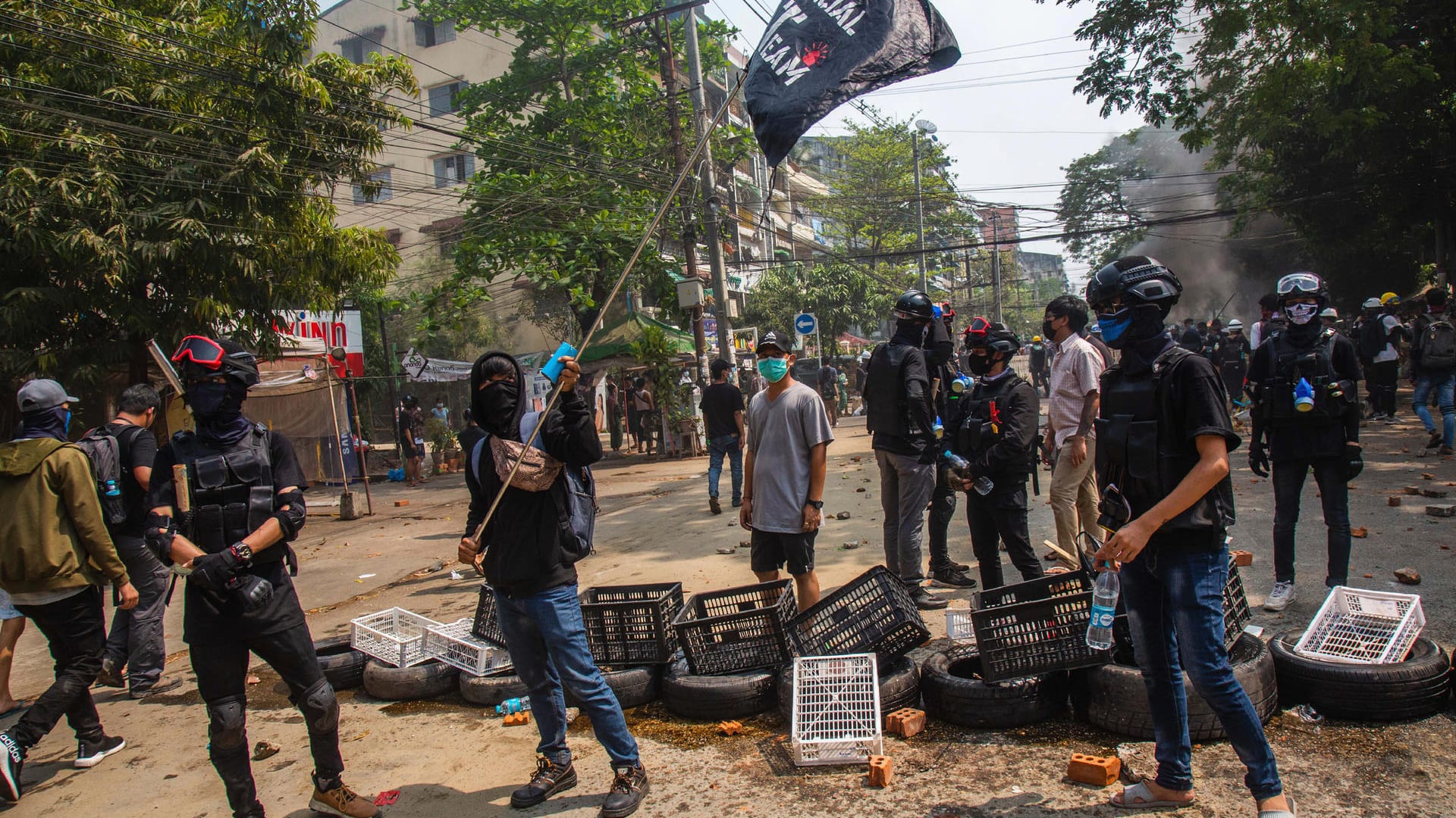 Protestanten in Yangon. Gegen die brutale Gewalt der Junta in Myanmar haben sich hochrangige Militärs aus zwölf Ländern ausgesprochen. Protestanten in Yangon. Gegen die brutale Gewalt der Junta in Myanmar haben sich hochrangige Militärs aus zwölf Ländern ausgesprochen.