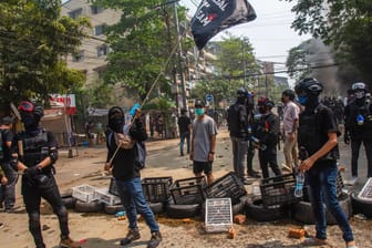 Protestanten in Yangon. Gegen die brutale Gewalt der Junta in Myanmar haben sich hochrangige Militärs aus zwölf Ländern ausgesprochen.