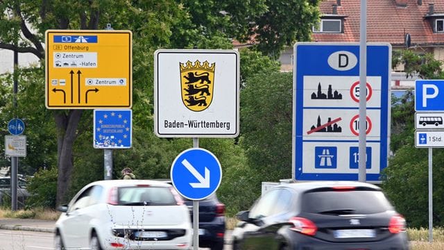 Am deutsch-französischen Grenzübergang Kehl fahren Autos nach Deutschland. Am deutsch-französischen Grenzübergang Kehl fahren Autos nach Deutschland.