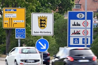 Am deutsch-französischen Grenzübergang Kehl fahren Autos nach Deutschland.