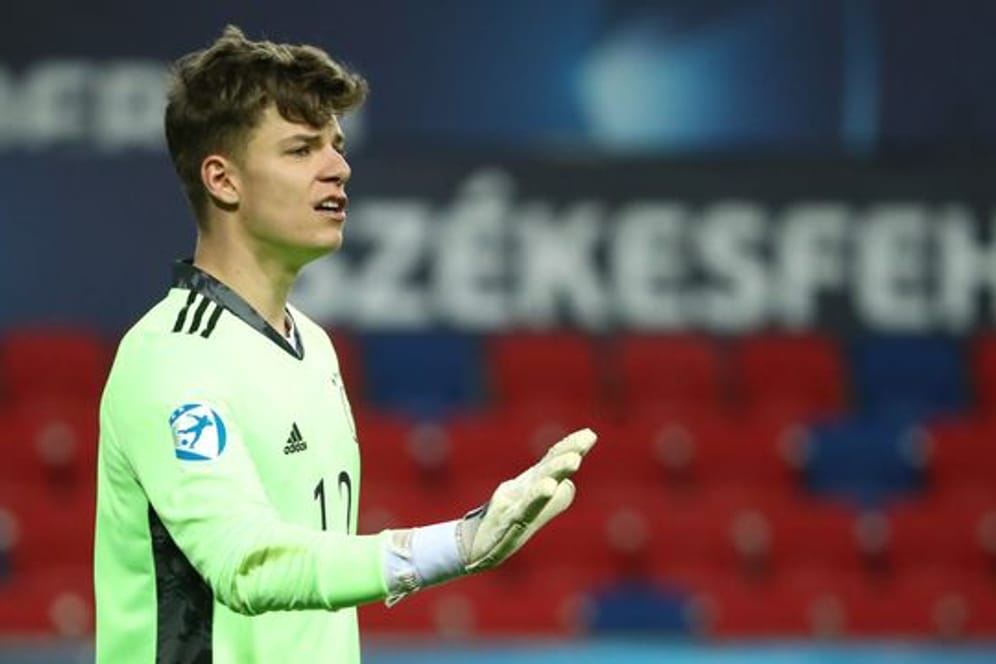 Deutschlands Torwart Finn Dahmen gibt Anweisungen.