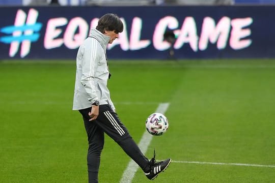 Joachim Löw beim Abschlusstraining der Nationalmannschaft vor dem WM-Qualifikationsspiel in Rumänien.