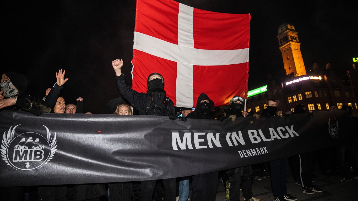 Demonstration in Kopenhagen: Hunderte sind gegen die aktuell geltenden Pandemie-Auflagen auf die Straßen gegangen.