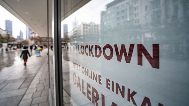 "Lockdown" steht im Schaufenster eines geschlossenen Kaufhauses, das darunter zum Online-Einkauf rät. "Lockdown" steht im Schaufenster eines geschlossenen Kaufhauses, das darunter zum Online-Einkauf rät.