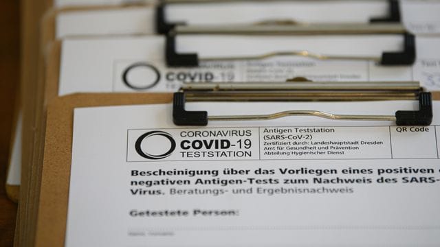 Anmeldebögen in einer Corona-Teststation in einem Cafè in der Dresdner Neustadt. Anmeldebögen in einer Corona-Teststation in einem Cafè in der Dresdner Neustadt.