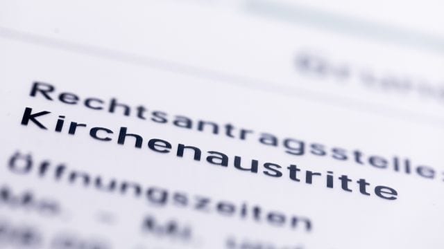 Ein Hinweisschild mit der Aufschrift "Kirchenaustritte" liegt auf einem Tisch (Symbolbild): Allein in Mainz traten in diesem Jahr Hunderte Gläubige aus der Kirche aus. Ein Hinweisschild mit der Aufschrift "Kirchenaustritte" liegt auf einem Tisch (Symbolbild): Allein in Mainz traten in diesem Jahr Hunderte Gläubige aus der Kirche aus.