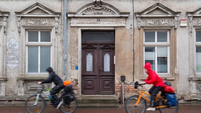 Die meisten Menschen wanderten in den ersten Jahren nach der Wiedervereinigung in die alten Bundesländer ab. Die meisten Menschen wanderten in den ersten Jahren nach der Wiedervereinigung in die alten Bundesländer ab.
