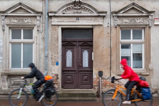 Die meisten Menschen wanderten in den ersten Jahren nach der Wiedervereinigung in die alten Bundesländer ab.