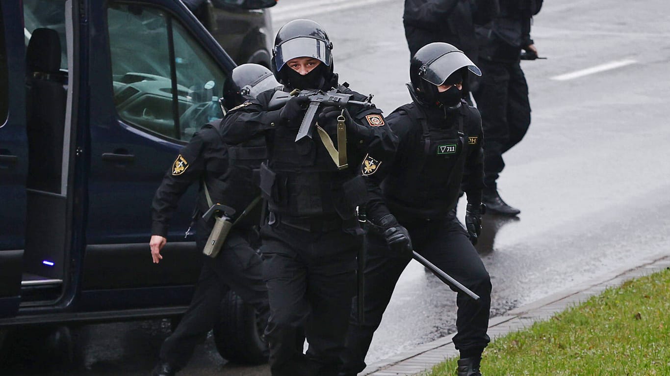 Polizisten in Minsk: Erneut sind Proteste in Belarus ausgeufert.