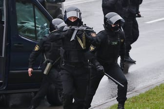 Polizisten in Minsk: Erneut sind Proteste in Belarus ausgeufert.