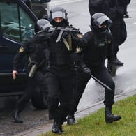 Polizisten in Minsk: Erneut sind Proteste in Belarus ausgeufert.