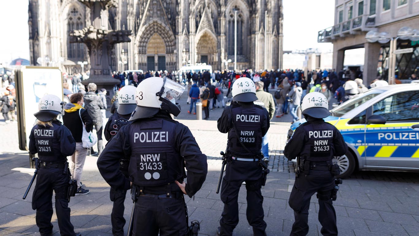 Eine unangemeldete Demo von Kritikern der Corona-Maßnahmen vor dem Kölner Dom: Die Polizei löste die Ansammlung auf.