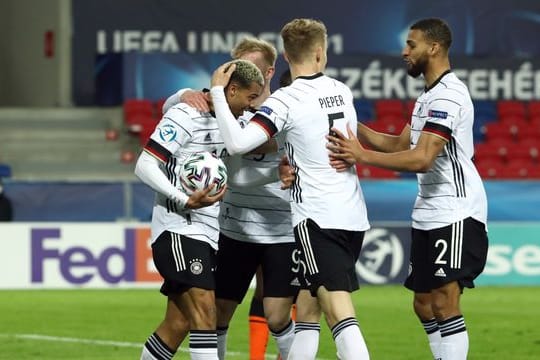 Gefeierter Mann: Lukas Nmecha (l) rettete Deutschlands U21 einen Remis gegen die Niederlande.