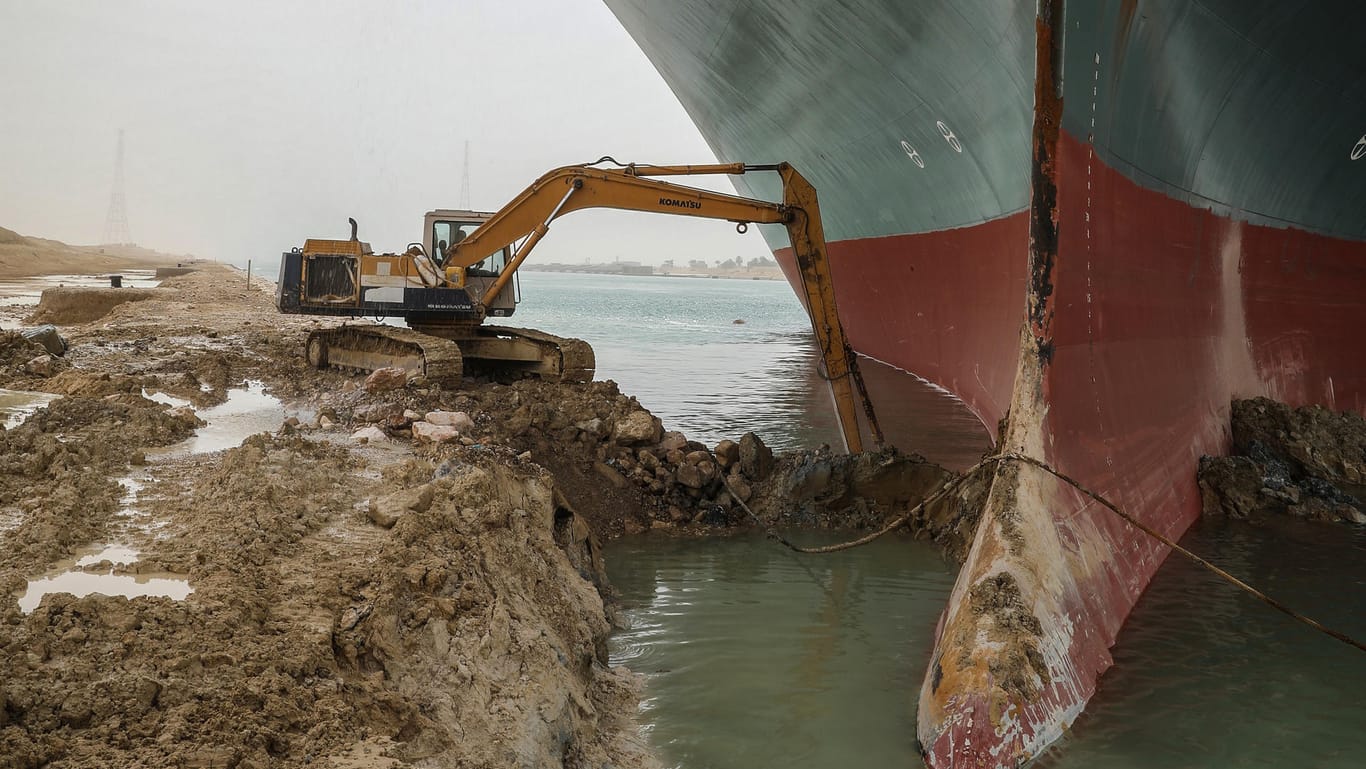 Ein Bagger schaufelt Sand am Ufer des Suezkanal, nachdem in der Nacht zum 24. März ein Containerschiff auf Grund gelaufen ist. Aus diesem Bild wurde im Netz ein Meme.