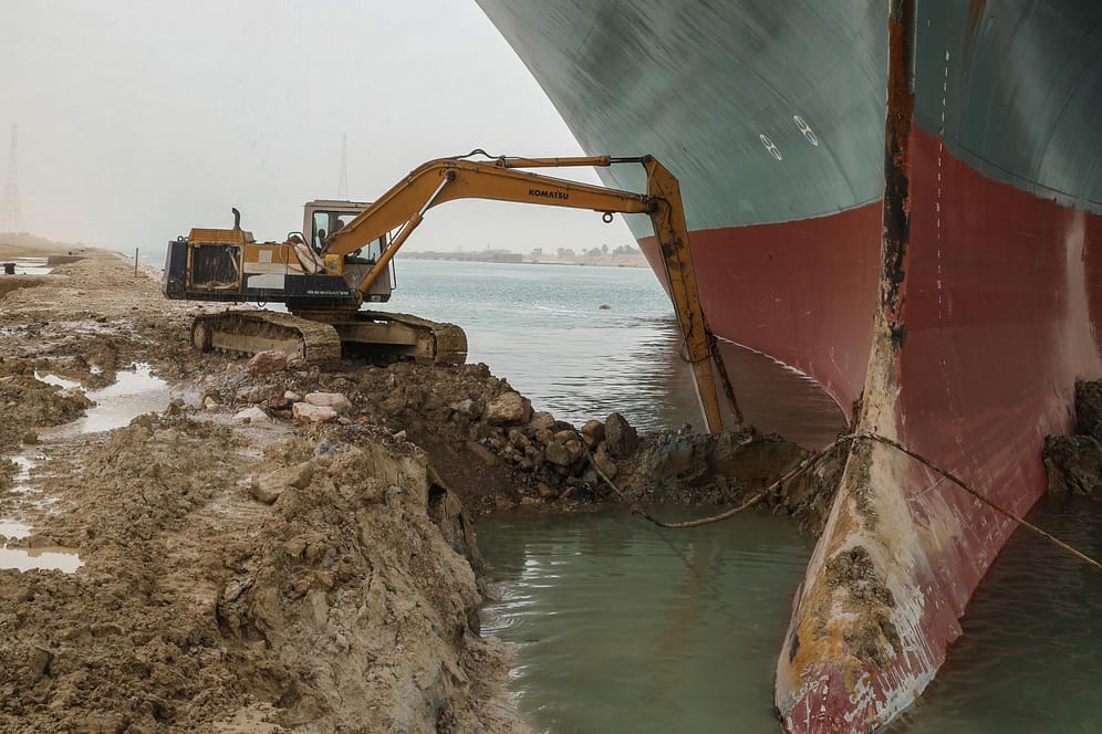 Ein Bagger schaufelt Sand am Ufer des Suezkanal, nachdem in der Nacht zum 24. März ein Containerschiff auf Grund gelaufen ist. Aus diesem Bild wurde im Netz ein Meme.