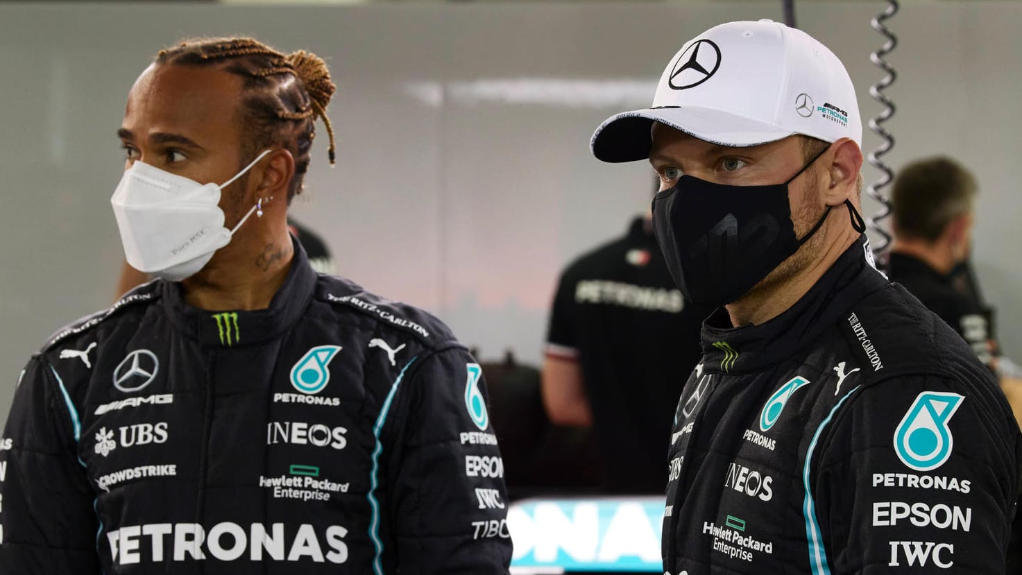 Lewis Hamilton (l.) neben Valtteri Bottas: In Bahrain läuft es bisher noch nicht für Mercedes.