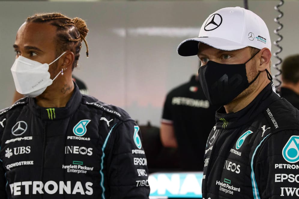Lewis Hamilton (l.) neben Valtteri Bottas: In Bahrain läuft es bisher noch nicht für Mercedes.