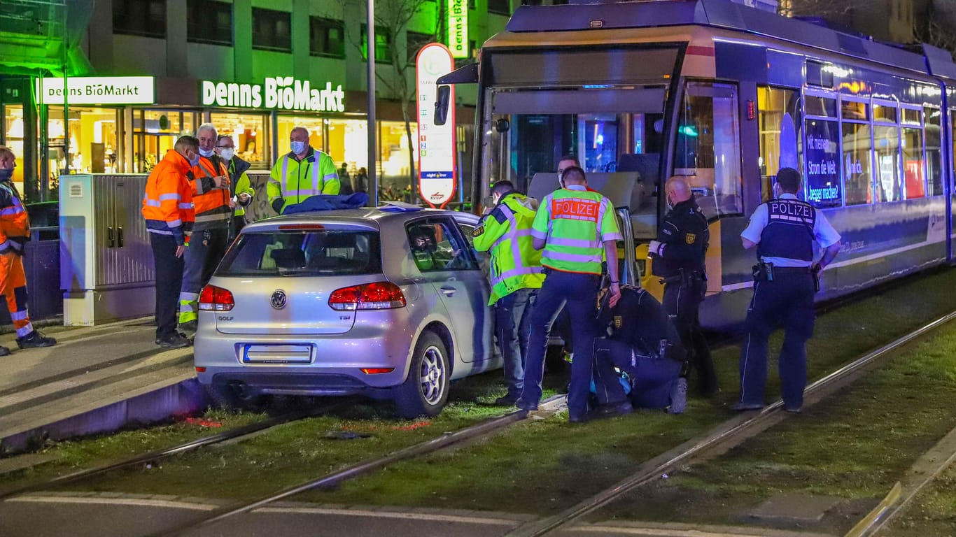 Die Unfallstelle: Ein Auto ist in Karlsruhe auf die Tramgleise geraten und hat zwei Fußgänger erfasst.