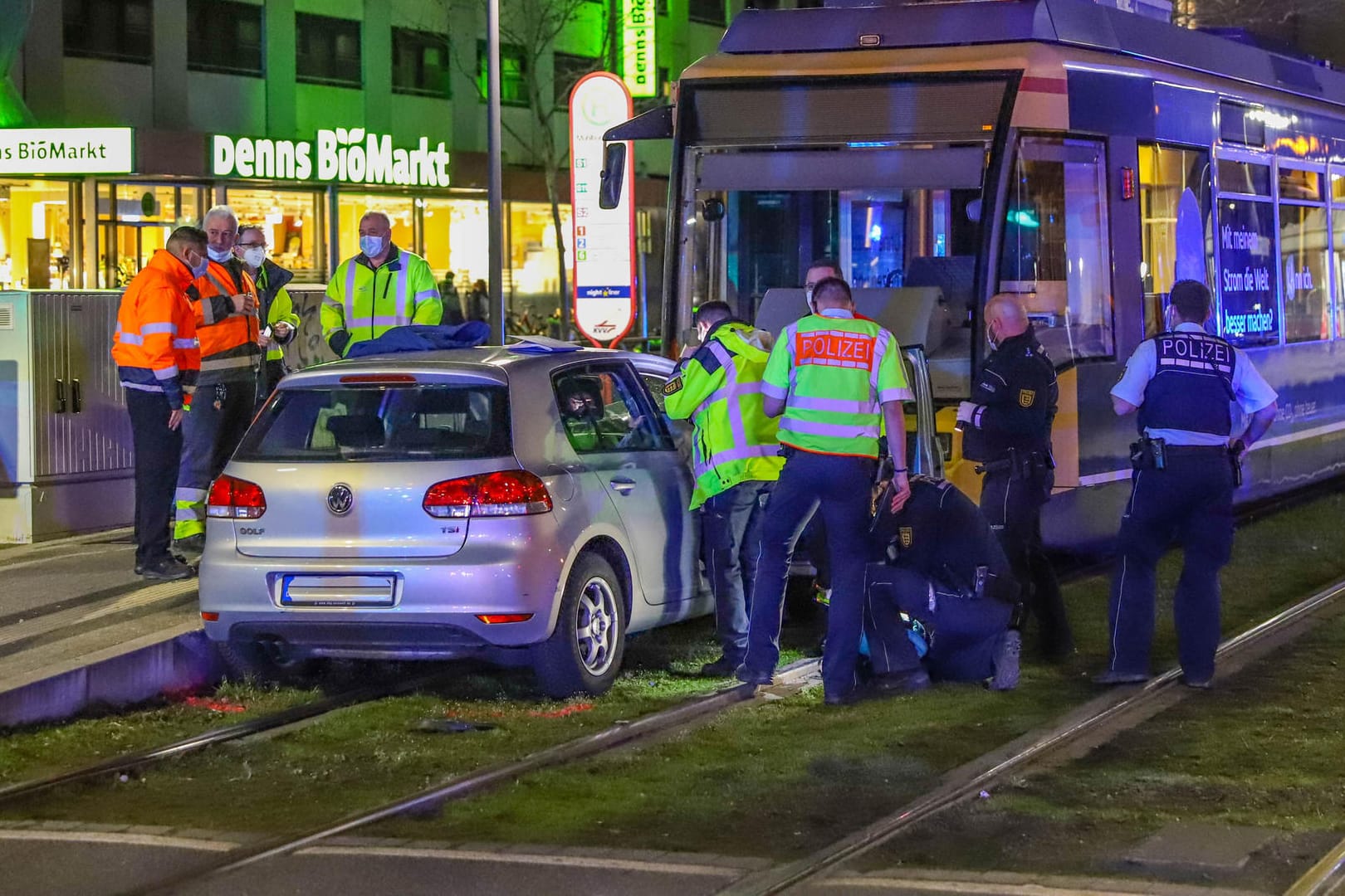 Die Unfallstelle: Ein Auto ist in Karlsruhe auf die Tramgleise geraten und hat zwei Fußgänger erfasst.