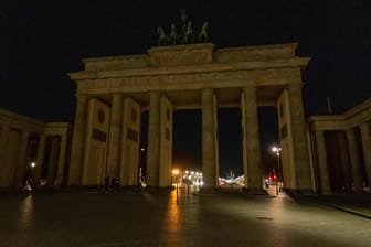 20:30 Uhr am 27. März 2021: Das Brandenburger Tor in Berlin war eine Stunde langt beleuchtet.