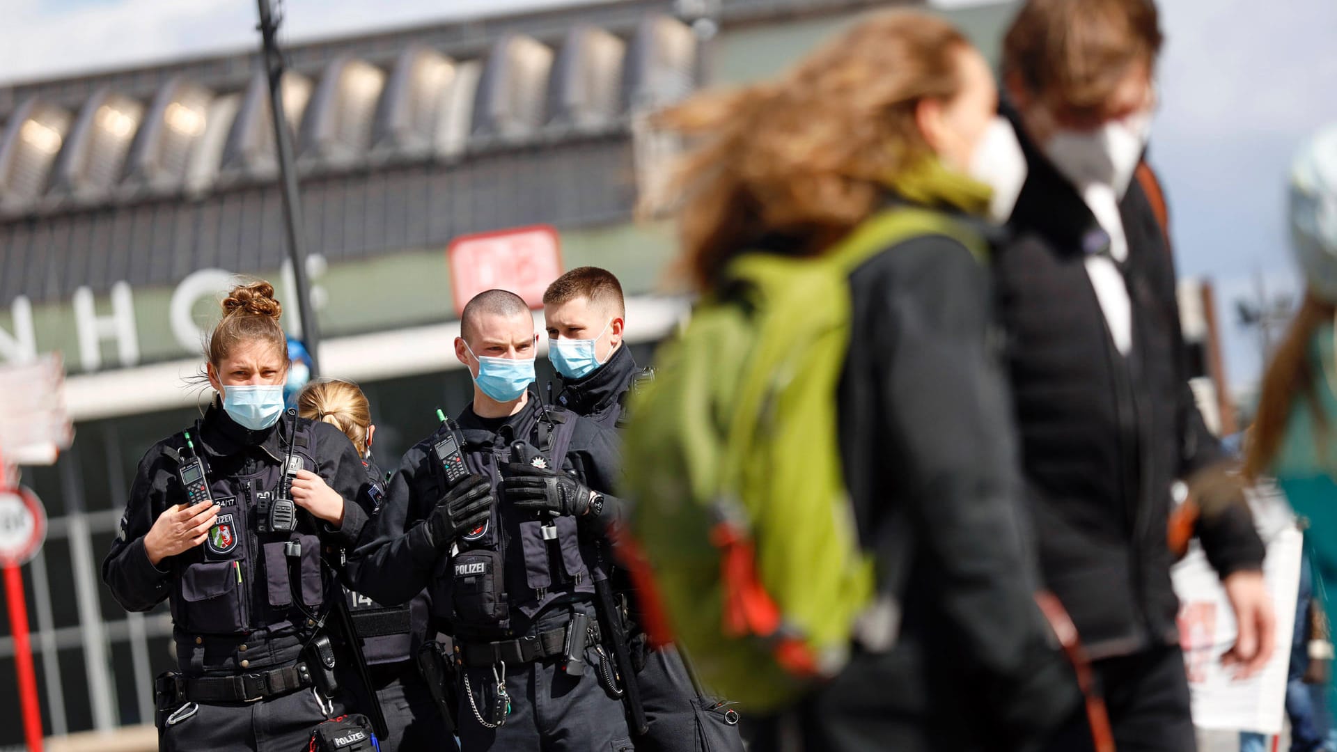 Am Rande einer unangemeldete Demo von Kritikern der Corona-Maßnahmen führten Polizei und Ordnungsamt zahlreiche Kontrollen durch.