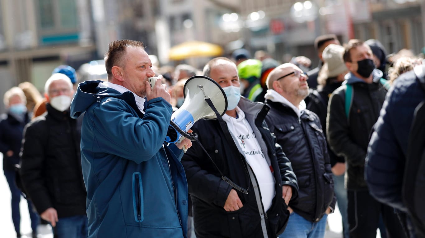 Demonstrant mit Lautsprecher: Vor dem Kölner Dom hatten sich mehrere Kritiker der Corona-Maßnahmen versammelt.