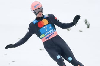 Karl Geiger: Der deutsche Skispringer holte sich im letzten Weltcup der Saison den Sieg.