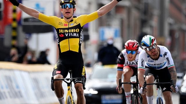 Der Belgier Wout van Aert vom Team Jumbo-Visma jubelt bei der Zieleinfahrt über seinen Sieg. Der Belgier Wout van Aert vom Team Jumbo-Visma jubelt bei der Zieleinfahrt über seinen Sieg.