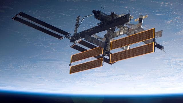 Die Internationale Raumstation (ISS) in der Erdumlaufbahn.