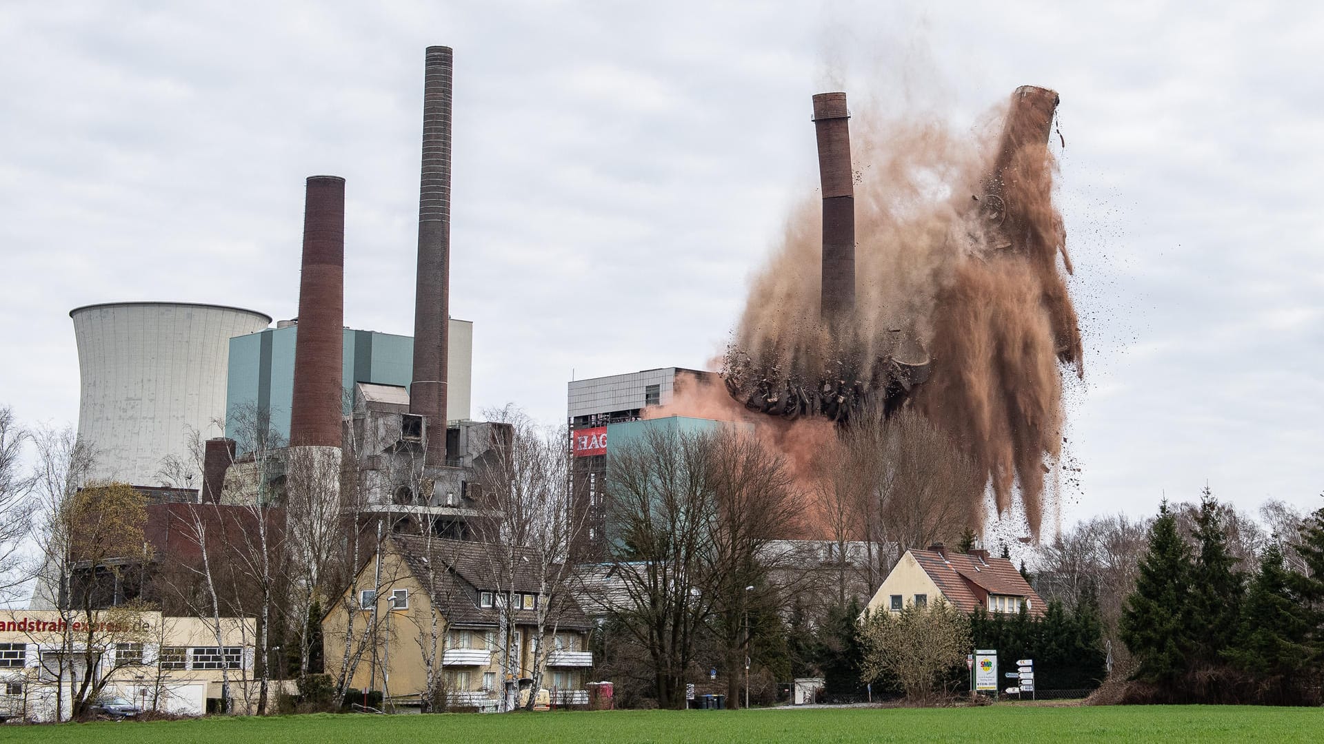 Der Moment der Explosion: Bei der ersten von zwei Sprengungen fällt der 250 Meter hohe Schornstein des ehemaligen Steag Kraftwerks in sich zusammen. Der Moment der Explosion: Bei der ersten von zwei Sprengungen fällt der 250 Meter hohe Schornstein des ehemaligen Steag Kraftwerks in sich zusammen.