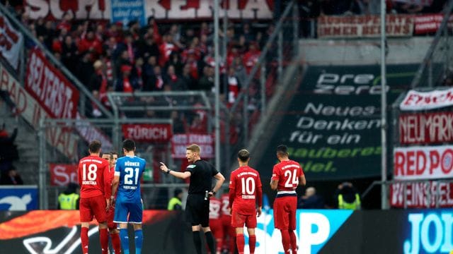 Wegen Beleidigungen gegen Hoffenheim-Mäzen Dietmar Hopp wurde das Spiel gegen Bayern fast abgebrochen. Wegen Beleidigungen gegen Hoffenheim-Mäzen Dietmar Hopp wurde das Spiel gegen Bayern fast abgebrochen.