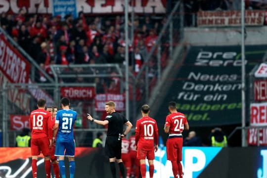 Wegen Beleidigungen gegen Hoffenheim-Mäzen Dietmar Hopp wurde das Spiel gegen Bayern fast abgebrochen.