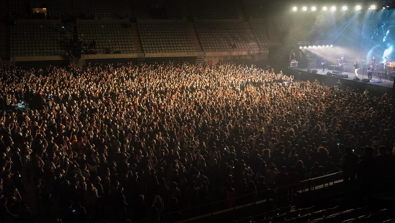 Das erste Großkonzert in Barcelona seit dem Ausbruch der Corona-Pandemie: Vor dem Rockkonzert wurden die rund 5000 Besucher auf das Virus getestet.