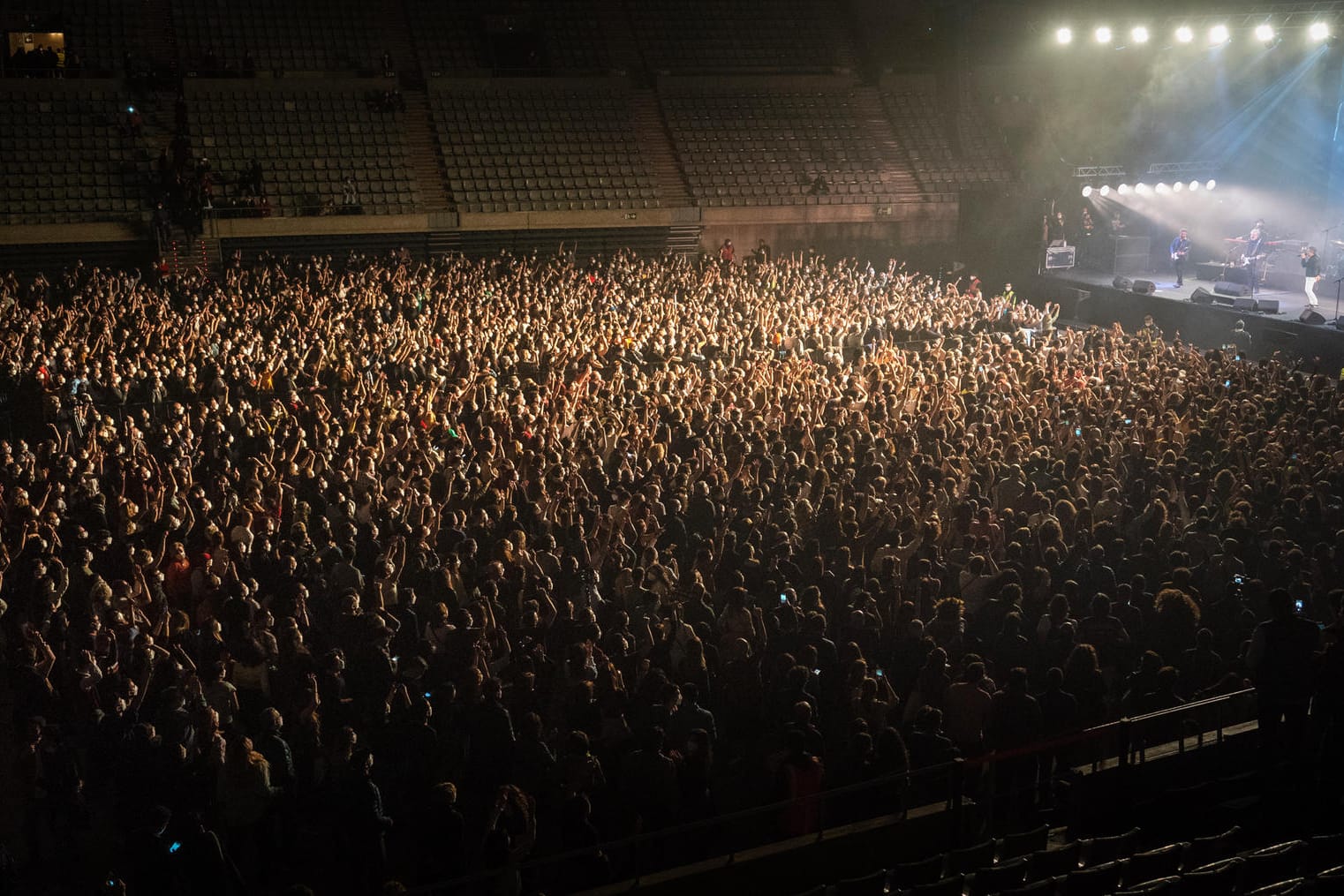 Das erste Großkonzert in Barcelona seit dem Ausbruch der Corona-Pandemie: Vor dem Rockkonzert wurden die rund 5000 Besucher auf das Virus getestet.