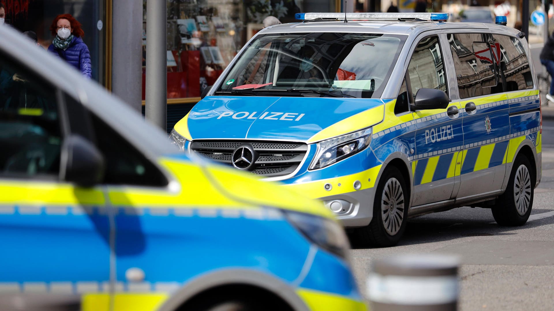 Einsatzwagen der Polizei (Symbolbild): Der Beamte konnte sich nur noch durch einen Sprung zur Seite retten. Einsatzwagen der Polizei (Symbolbild): Der Beamte konnte sich nur noch durch einen Sprung zur Seite retten.