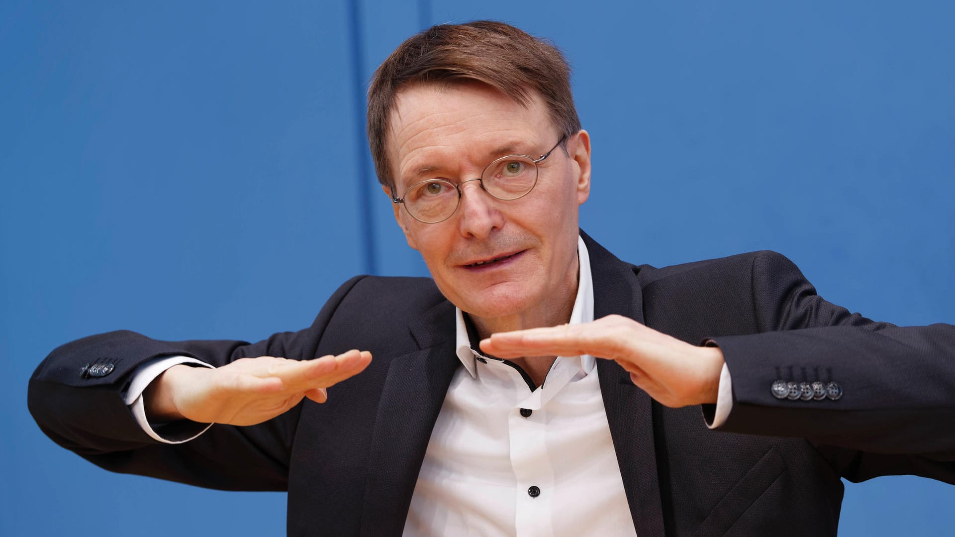 Karl Lauterbach: Der SPD-Gesundheitsexperte warnt vor einem noch weiter ansteigenden Infektionsgeschehen. Karl Lauterbach: Der SPD-Gesundheitsexperte warnt vor einem noch weiter ansteigenden Infektionsgeschehen.